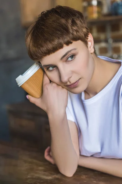 Réfléchie Jeune Femme Avec Tasse Papier Café Images De Stock Libres De Droits