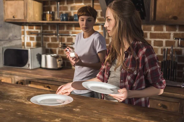 Femmes Faisant Table Pour Dîner Sur Cuisine Images De Stock Libres De Droits