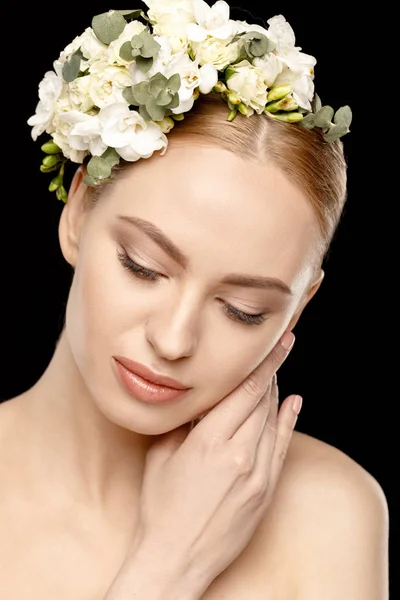 Mujer con flores en el pelo - foto de stock