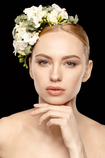 Femme avec des fleurs dans les cheveux — Photo de stock