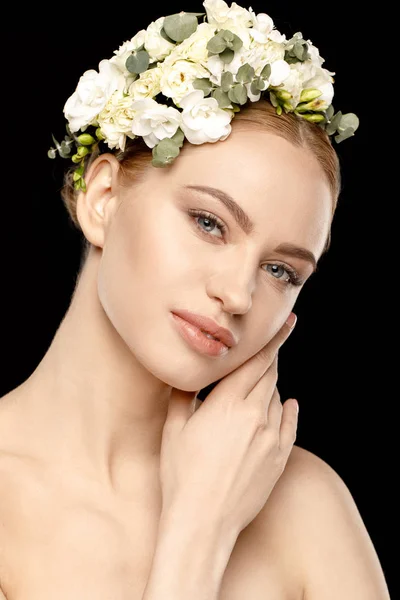Frau mit Blumen im Haar — Stockfoto