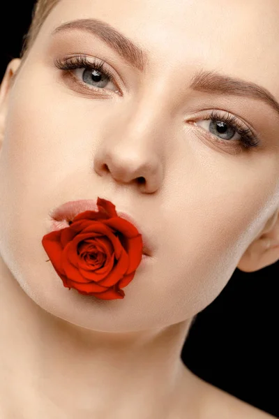 Donna con rosa rossa — Foto stock