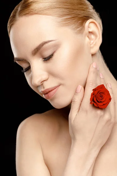 Donna con rosa rossa — Foto stock