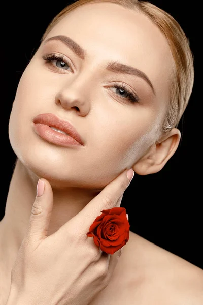 Жінка з червоною трояндою — стокове фото