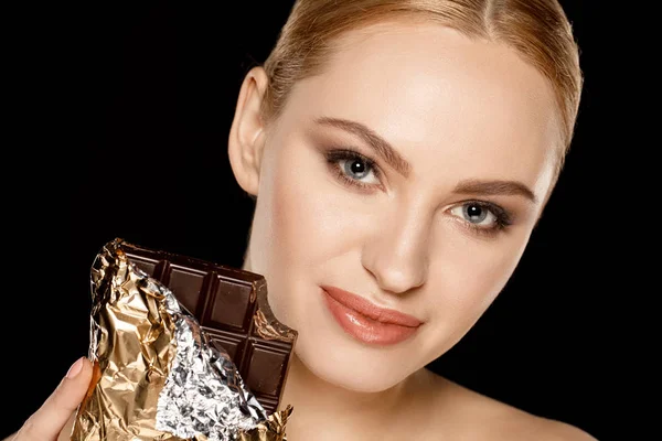 Mujer con barra de chocolate - foto de stock