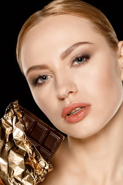 Frau mit Schokoladenriegel — Stockfoto