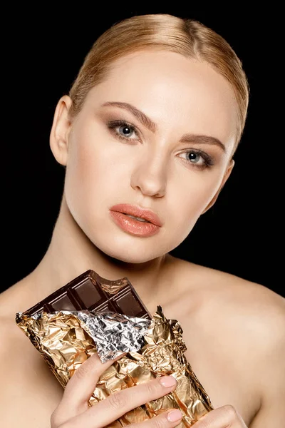 Femme avec barre de chocolat — Photo de stock