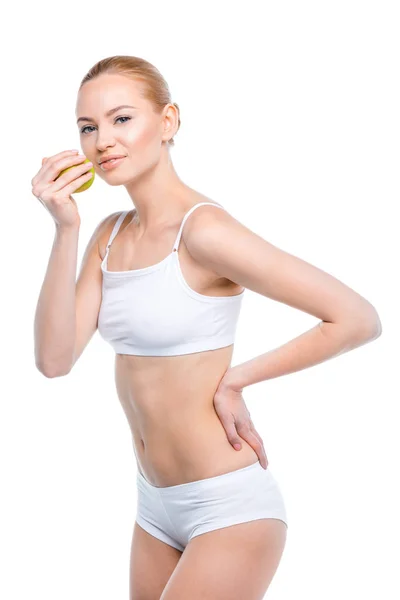 Jeune femme avec pomme — Photo de stock