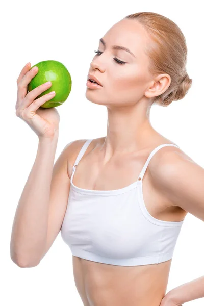 Mujer joven con manzana - foto de stock