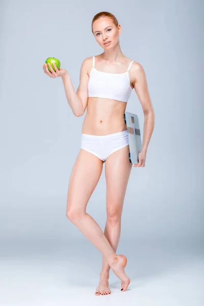 Mujer con básculas digitales - foto de stock