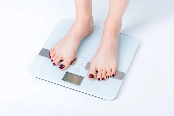 Женщина на цифровых весах — стоковое фото