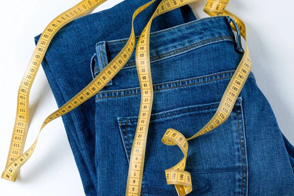 Calça jeans e fita métrica — Fotografia de Stock