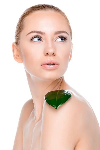 Femme avec feuille verte — Photo de stock