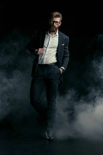 Стильный красивый мужчина — стоковое фото