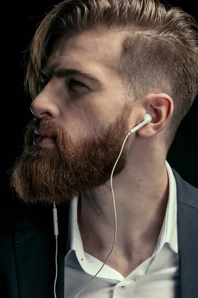 Hombre con estilo escuchando música - foto de stock