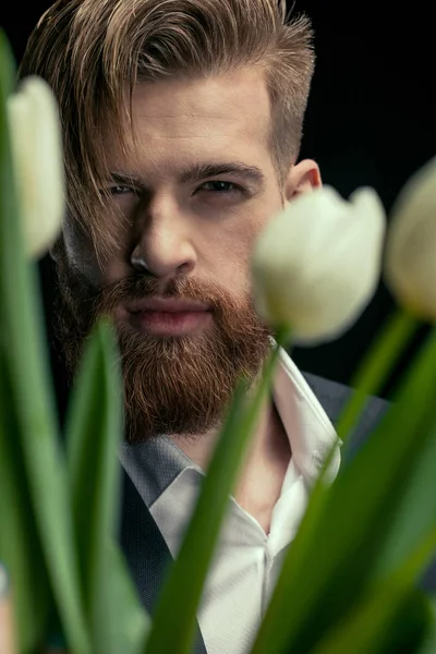 Hombre con estilo con tulipanes - foto de stock