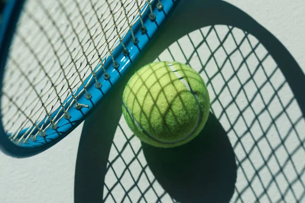 Raquete de tênis e bola no chão — Fotografia de Stock