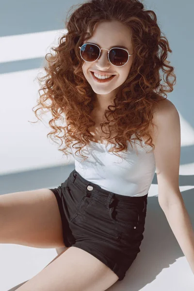 Capelli rossi ragazza elegante in occhiali da sole — Foto stock