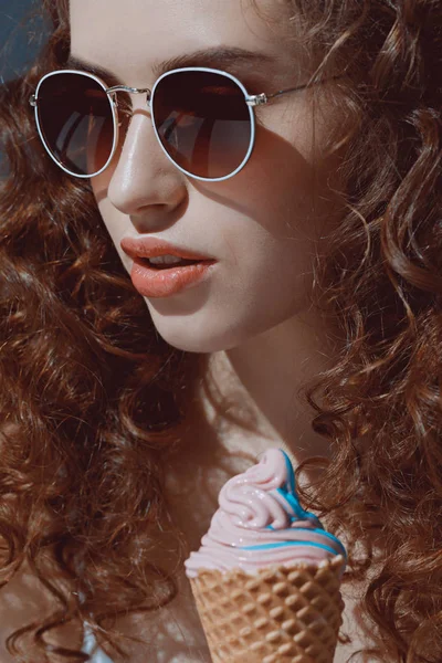 Дівчина в сонцезахисних окулярах їсть морозиво — стокове фото