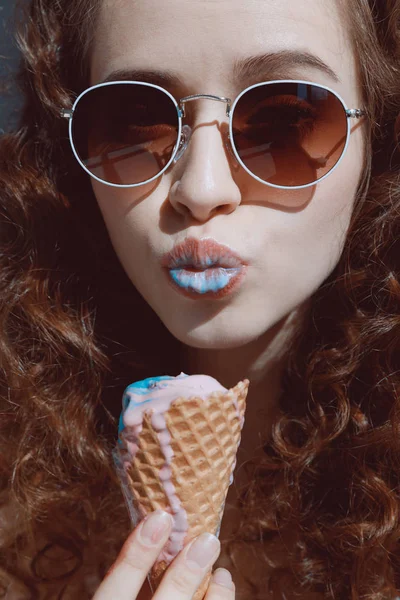 Chica en gafas de sol comer helado - foto de stock