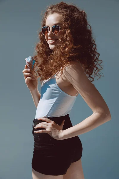 Chica en gafas de sol comer helado - foto de stock