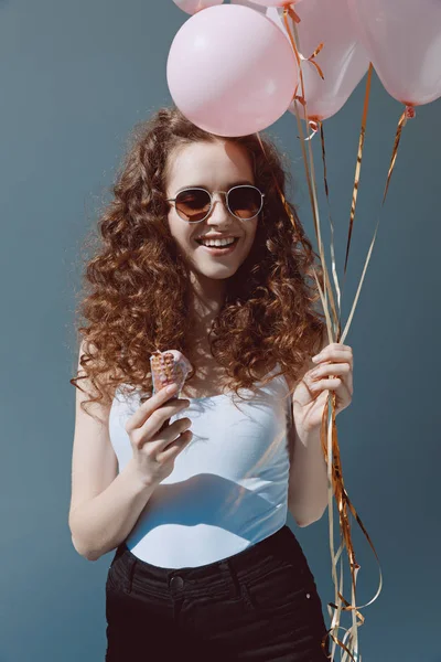 Chica en gafas de sol comer helado - foto de stock