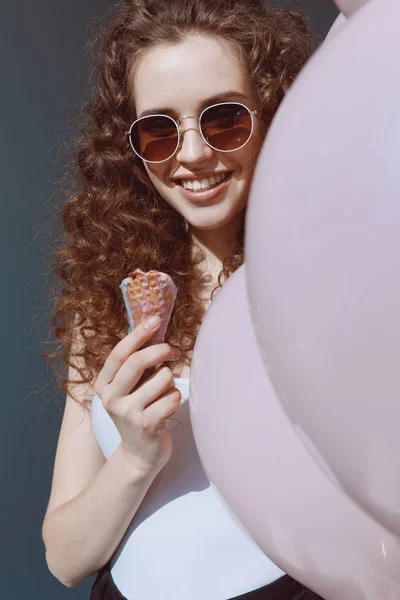 Mädchen mit Sonnenbrille isst Eis — Stockfoto