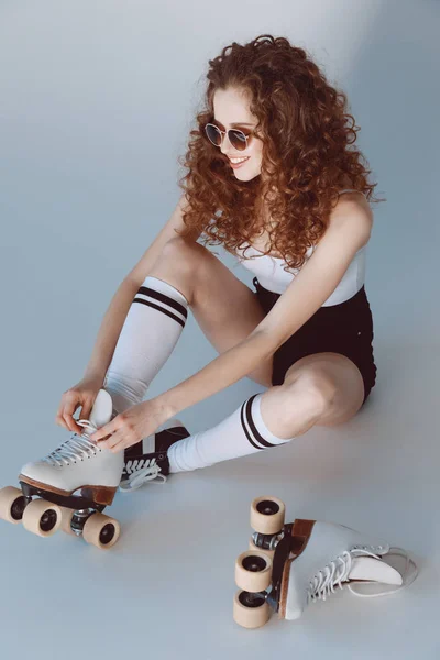 Hipster-Mädchen mit Rollschuhen — Stockfoto