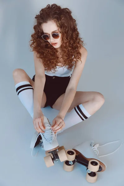 Hipster fille avec des patins à roulettes — Photo de stock