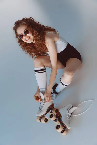 Хіпстерська дівчина з роликовими ковзанами — стокове фото