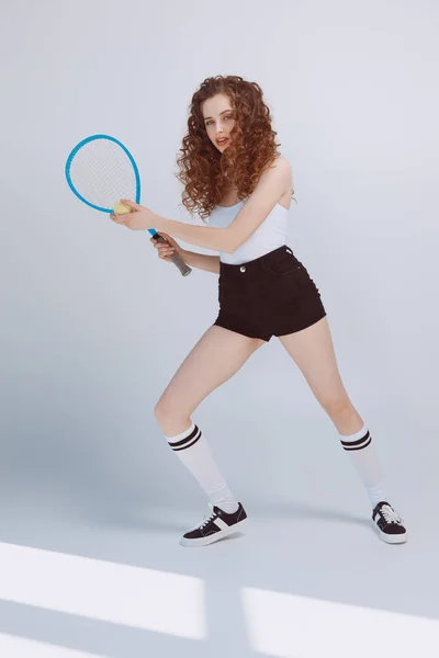 Mujer joven con raqueta - foto de stock