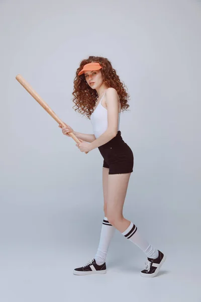Mujer joven con bate de béisbol - foto de stock