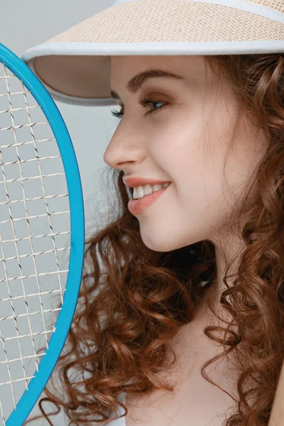 Mujer joven con raqueta - foto de stock