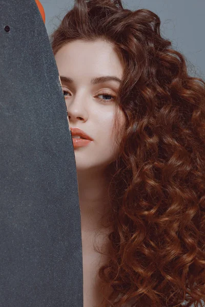 Elegante giovane donna con skateboard — Foto stock