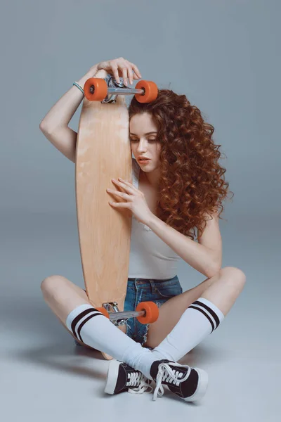 Hipster Mädchen mit Skateboard — Stockfoto