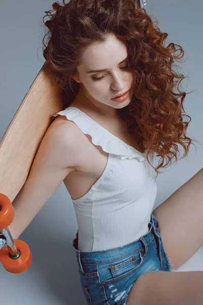 Hipster дівчина з скейтборд — стокове фото