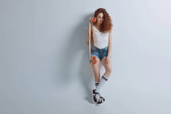 Hipster ragazza con skateboard — Foto stock