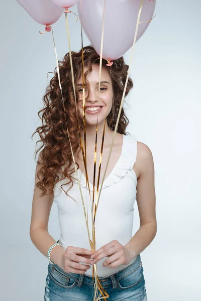 Fille hipster avec des ballons — Photo de stock