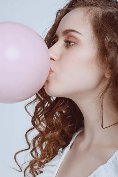 Hipster ragazza soffiando gomma da masticare — Foto stock