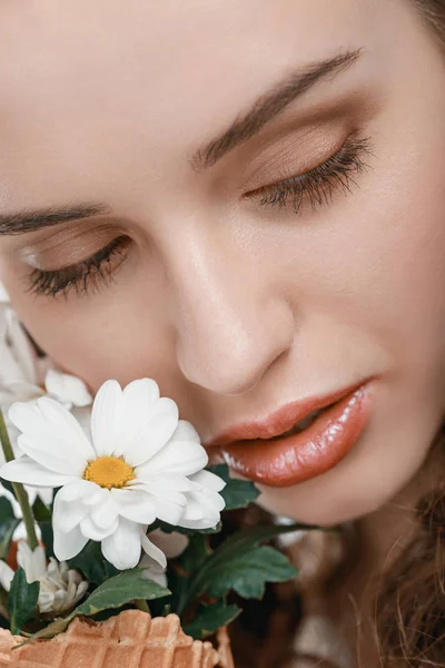 Jeune femme avec des fleurs — Photo de stock