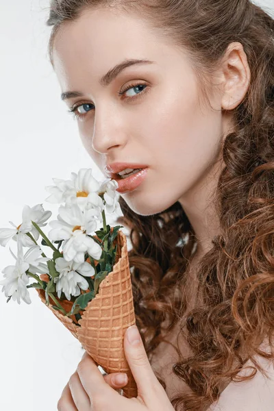 Jeune femme avec des fleurs — Photo de stock