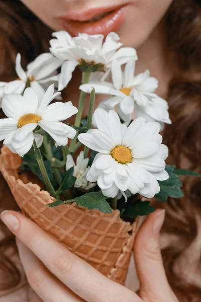 Fleurs dans un cône de crème glacée — Photo de stock