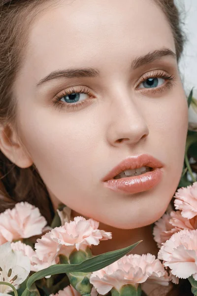 Young woman with flowers — Stock Photo