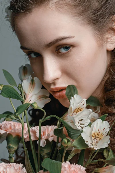 Молода жінка з квітами — стокове фото
