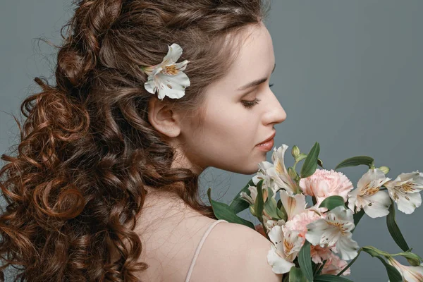 Jeune femme avec des fleurs — Photo de stock