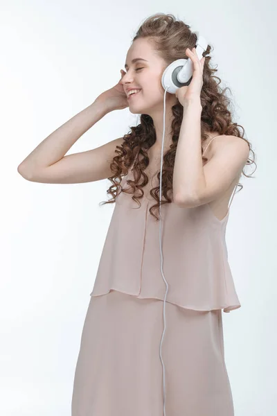 Mujer escuchando música en auriculares - foto de stock