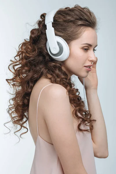 Mujer escuchando música en auriculares - foto de stock