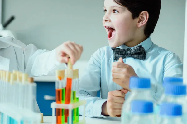 Pequeño científico en el laboratorio - foto de stock