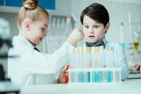 Pequenos cientistas em laboratório — Fotografia de Stock