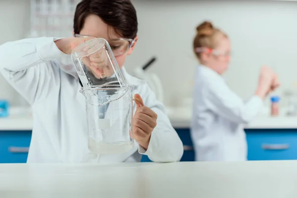 Pequeno cientista em laboratório — Fotografia de Stock